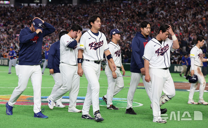 [도쿄=뉴시스] 권창회 기자 = 8일 일본 도쿄돔에서 열린 2026 WBC 조별리그 C조 3차전 한국과 대만의 경기, 연장승부 끝에 5-4로 패배한 한국 대표팀 선수들이 아쉬워하고 있다. 2026.03.08. kch0523@newsis.com