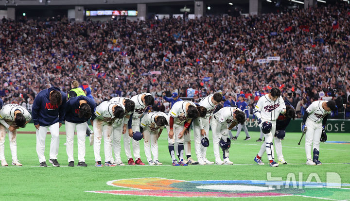 [도쿄=뉴시스] 권창회 기자 = 8일 일본 도쿄돔에서 열린 2026 WBC 조별리그 C조 3차전 한국과 대만의 경기, 연장승부 끝에 5-4로 패배한 한국 대표팀 선수들이 아쉬워하고 있다. 2026.03.08. kch0523@newsis.com