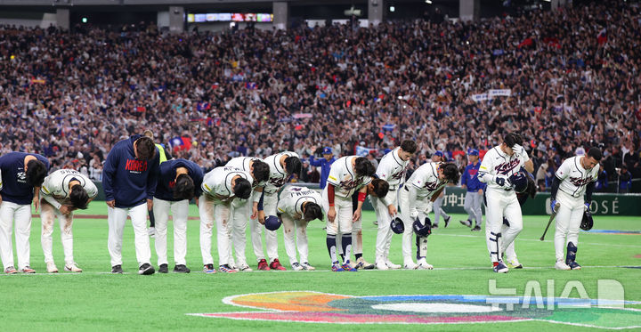 [도쿄=뉴시스] 권창회 기자 = 8일 일본 도쿄돔에서 열린 2026 WBC 조별리그 C조 3차전 한국과 대만의 경기, 연장승부 끝에 5-4로 패배한 한국 대표팀 선수들이 아쉬워하고 있다. 2026.03.08. kch0523@newsis.com