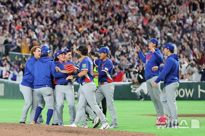 [도쿄=뉴시스] 대만 정부 고위 인사가 오는 4월 초 예정된 미중 정상회담에 대해 우려하지 않는다는 입장을 밝히면서 한국과 대만 간 월드베이스볼클래식(WBC) 경기 결과를 언급했다. 8일 일본 도쿄돔에서 열린 2026 WBC 조별리그 C조 3차전 한국과 대만의 경기, 연장승부 끝에 5-4로 승리한 대만 선수들이 기뻐하고 있다. 2026.03.09