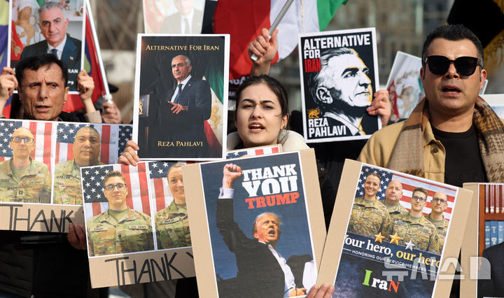 [서울=뉴시스] 추상철 기자 = 재한이란인네트워크가 8일 오후 서울 종로구 세종로 의정부터 앞에서 '이란 정부 반대 및 미국 지지' 집회를 하고 있다. 2026.03.08. scchoo@newsis.com