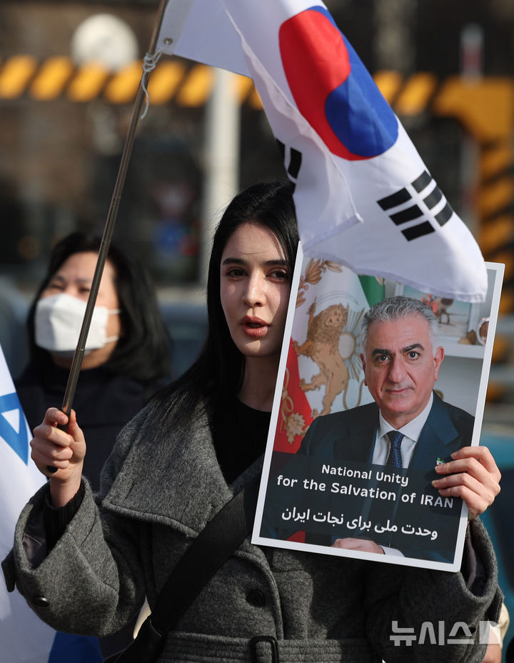 [서울=뉴시스] 추상철 기자 = 재한이란인네트워크가 8일 오후 서울 종로구 세종로 의정부터 앞에서 '이란 정부 반대 및 미국 지지' 집회를 하고 있다. 2026.03.08. scchoo@newsis.com