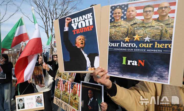 [서울=뉴시스] 추상철 기자 = 재한이란인네트워크가 8일 오후 서울 종로구 세종로 의정부터 앞에서 '이란 정부 반대 및 미국 지지' 집회를 하고 있다. 2026.03.08. scchoo@newsis.com