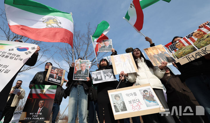 [서울=뉴시스] 추상철 기자 = 재한이란인네트워크가 8일 오후 서울 종로구 세종로 의정부터 앞에서 '이란 정부 반대 및 미국 지지' 집회를 하고 있다. 2026.03.08. scchoo@newsis.com