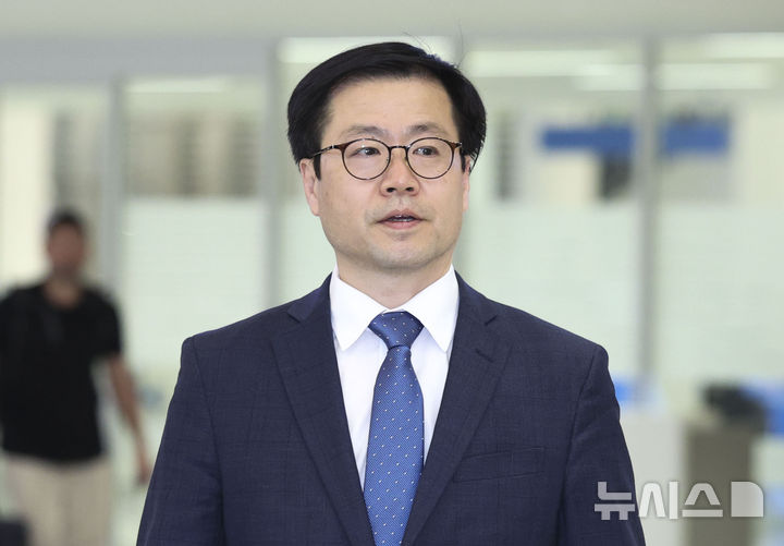 [인천공항=뉴시스] 김진아 기자 = 한미 관세합의 이행 등 통상 현안 협의를 위해 미국을 방문한 여한구 산업통상부 통상교섭본부장이 8일 인천국제공항 제2터미널을 통해 귀국하고 있다. 2026.03.08. bluesoda@newsis.com