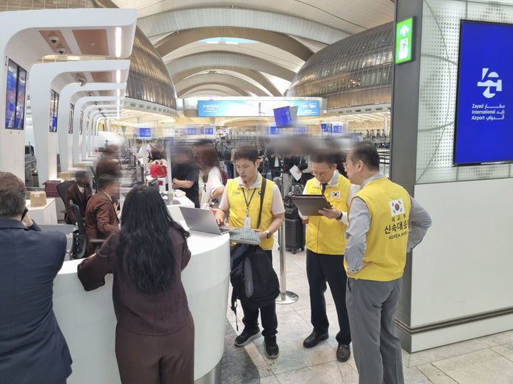 [서울=뉴시스] 정병혁 기자 = 8일 아랍에미리트 아부다비공항에서 정부에서 마련한 전세기를 탑승할 예정인 국민들이 외교부 직원의 안내에 따라 탑승수속을 하고 있다. (사진=외교부 제공) 2025.03.08. photo@newsis.com *재판매 및 DB 금지