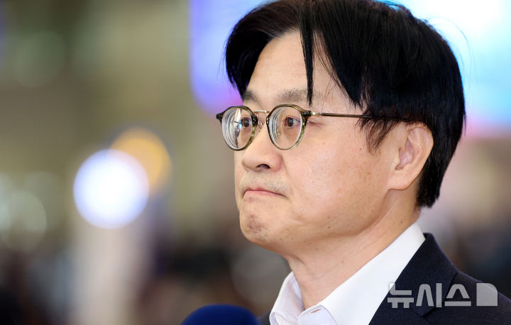 [인천공항=뉴시스] 김진아 기자 = 한미 관세합의 이행 등 통상 현안 협의를 위해 미국을 방문한 김정관 산업통상부 장관이 8일 인천국제공항 제2터미널을 통해 귀국, 취재진의 질문에 답하고 있다. 2026.03.08. bluesoda@newsis.com