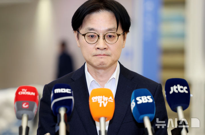 [인천공항=뉴시스] 김진아 기자 = 한미 관세합의 이행 등 통상 현안 협의를 위해 미국을 방문한 김정관 산업통상부 장관이 8일 인천국제공항 제2터미널을 통해 귀국, 취재진의 질문에 답하고 있다. 2026.03.08. bluesoda@newsis.com