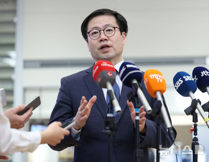 [인천공항=뉴시스] 김진아 기자 = 한미 관세합의 이행 등 통상 현안 협의를 위해 미국을 방문한 여한구 산업통상부 통상교섭본부장이 8일 인천국제공항 제2터미널을 통해 귀국, 취재진의 질문에 답하고 있다. 2026.03.08. bluesoda@newsis.com