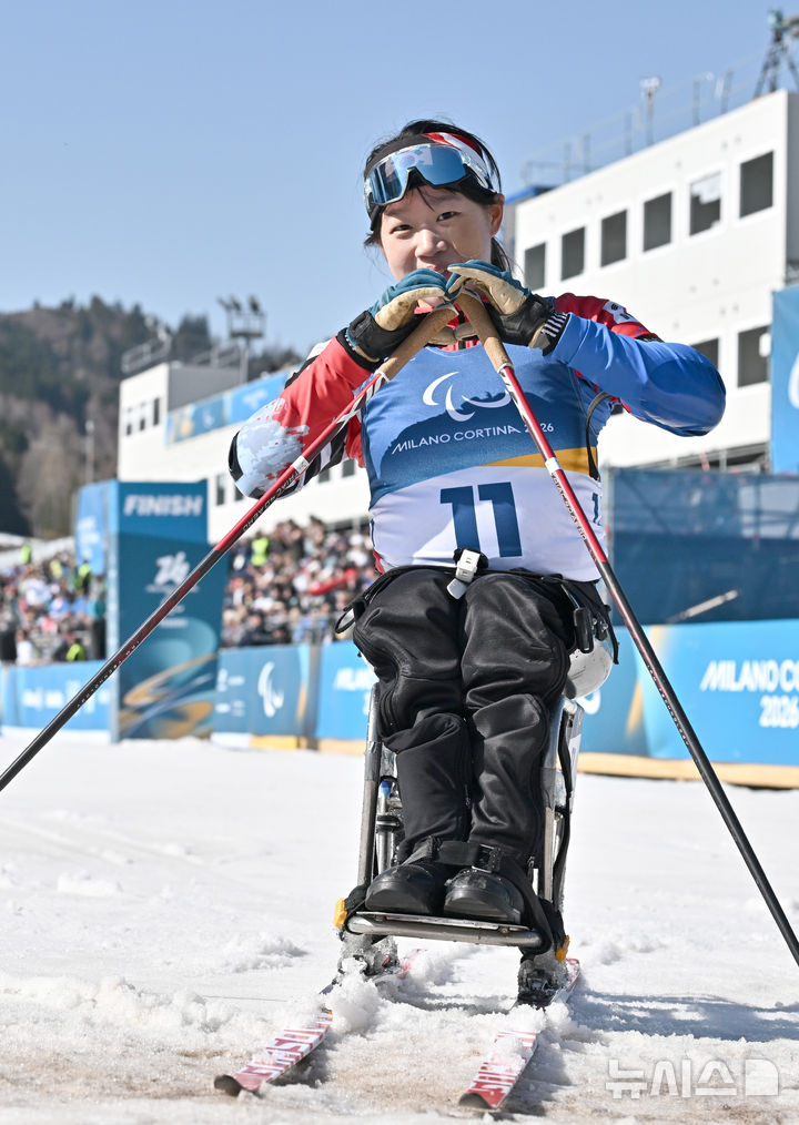 [테세로=뉴시스] 사진공동취재단 = 바이애슬론 김윤지가 8일(현지시간) 이탈리아 테세로 크로스컨트리 스키 스타디움에서 열린 2026 밀라노 코르티나 동계패럴림픽 바이애슬론 12.5km 경기에서 금메달을 차지한 뒤 하트 포즈를 취하고 있다. 2026.03.08. photo@newsis.com
