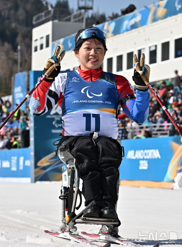 [테세로=뉴시스] 사진공동취재단 = 바이애슬론 김윤지가 8일(현지시간) 이탈리아 테세로 크로스컨트리 스키 스타디움에서 열린 2026 밀라노 코르티나 동계패럴림픽 바이애슬론 12.5km 경기에서 결승선을 통과하고 있다. 2026.03.08. photo@newsis.com