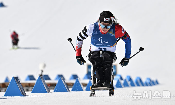[테세로=뉴시스] 사진공동취재단 = 바이애슬론 김윤지가 8일(현지시간) 이탈리아 테세로 크로스컨트리 스키 스타디움에서 열린 2026 밀라노 코르티나 동계패럴림픽 바이애슬론 12.5km 경기에서 역주하고 있다. 2026.03.08. photo@newsis.com