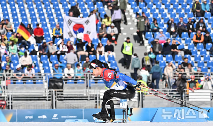 [테세로=뉴시스] 사진공동취재단 = 바이애슬론 김윤지가 8일(현지시간) 이탈리아 테세로 크로스컨트리 스키 스타디움에서 열린 2026 밀라노 코르티나 동계패럴림픽 바이애슬론 12.5km 경기에서 역주하고 있다. 2026.03.08. photo@newsis.com