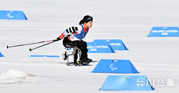 [테세로=뉴시스] 사진공동취재단 = 바이애슬론 김윤지가 8일(현지시간) 이탈리아 테세로 크로스컨트리 스키 스타디움에서 열린 2026 밀라노 코르티나 동계패럴림픽 바이애슬론 12.5km 경기에서 역주하고 있다. 2026.03.08. photo@newsis.com