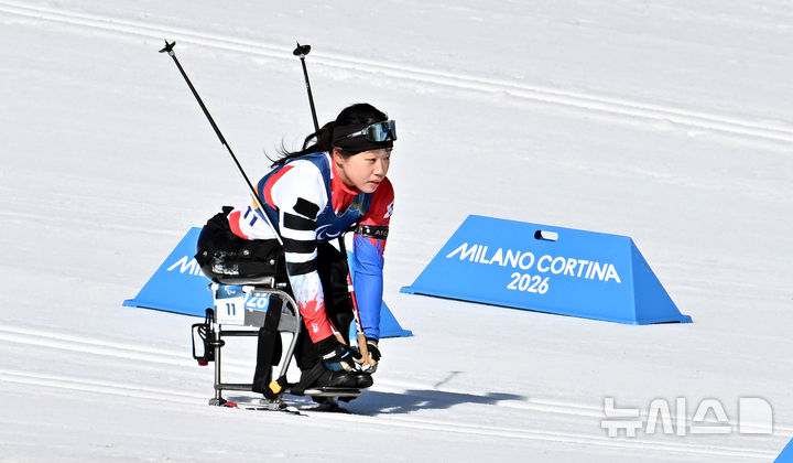 [테세로=뉴시스] 사진공동취재단 = 바이애슬론 김윤지가 8일(현지시간) 이탈리아 테세로 크로스컨트리 스키 스타디움에서 열린 2026 밀라노 코르티나 동계패럴림픽 바이애슬론 12.5km 경기에서 역주하고 있다. 2026.03.08. photo@newsis.com
