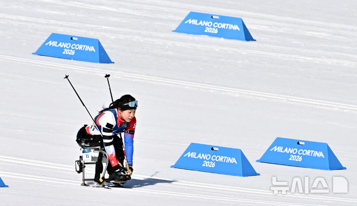 [테세로=뉴시스] 사진공동취재단 = 바이애슬론 김윤지가 8일(현지시간) 이탈리아 테세로 크로스컨트리 스키 스타디움에서 열린 2026 밀라노 코르티나 동계패럴림픽 바이애슬론 12.5km 경기에서 역주하고 있다. 2026.03.08. photo@newsis.com