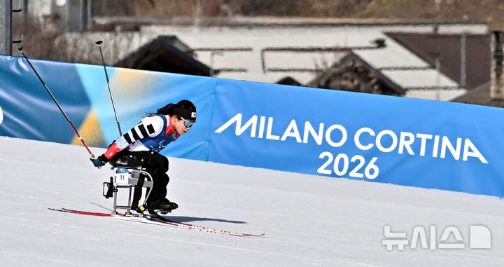 [테세로=뉴시스] 사진공동취재단 = 바이애슬론 김윤지가 8일(현지시간) 이탈리아 테세로 크로스컨트리 스키 스타디움에서 열린 2026 밀라노 코르티나 동계패럴림픽 바이애슬론 12.5km 경기에서 역주하고 있다. 2026.03.08. photo@newsis.com