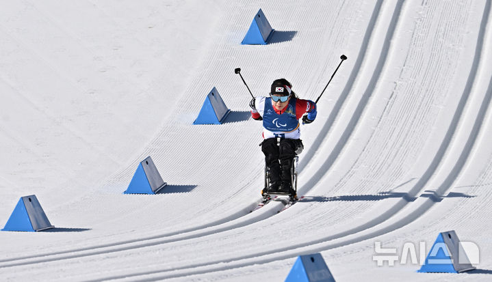 [테세로=뉴시스] 사진공동취재단 = 바이애슬론 김윤지가 8일(현지시간) 이탈리아 테세로 크로스컨트리 스키 스타디움에서 열린 2026 밀라노 코르티나 동계패럴림픽 바이애슬론 12.5km 경기에서 역주하고 있다. 2026.03.08. photo@newsis.com