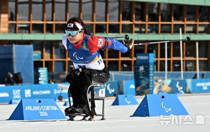 [테세로=뉴시스] 사진공동취재단 = 바이애슬론 김윤지가 8일(현지시간) 이탈리아 테세로 크로스컨트리 스키 스타디움에서 열린 2026 밀라노 코르티나 동계패럴림픽 바이애슬론 12.5km 경기에서 역주하고 있다. 2026.03.08. photo@newsis.com