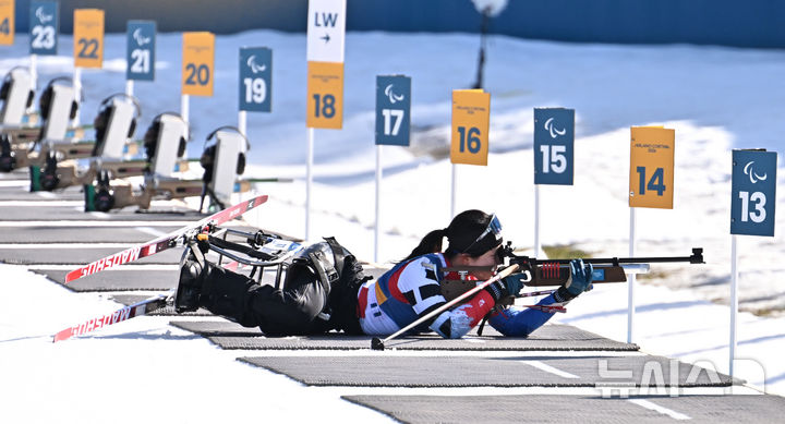 [테세로=뉴시스] 사진공동취재단 = 바이애슬론 김윤지가 8일(현지시간) 이탈리아 테세로 크로스컨트리 스키 스타디움에서 열린 2026 밀라노 코르티나 동계패럴림픽 바이애슬론 12.5km 경기에서 사격을 하고 있다. 2026.03.08. photo@newsis.com