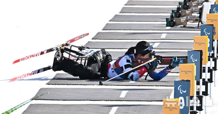 [테세로=뉴시스] 사진공동취재단 = 바이애슬론 김윤지가 8일(현지시간) 이탈리아 테세로 크로스컨트리 스키 스타디움에서 열린 2026 밀라노 코르티나 동계패럴림픽 바이애슬론 12.5km 경기에서 사격을 하고 있다. 2026.03.08. photo@newsis.com