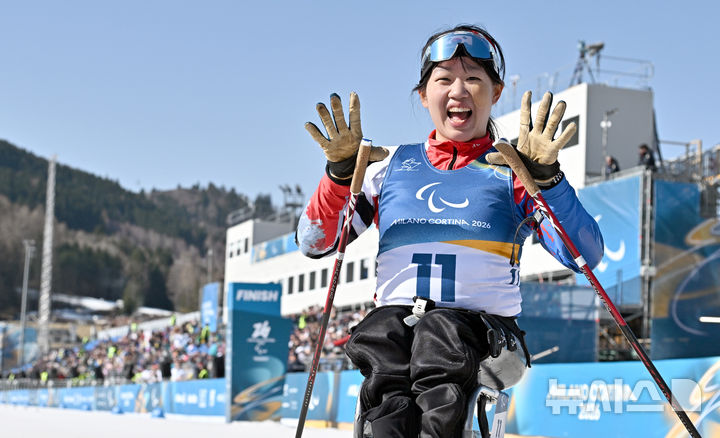 [테세로=뉴시스] 사진공동취재단 = 바이애슬론 김윤지가 8일(현지시간) 이탈리아 테세로 크로스컨트리 스키 스타디움에서 열린 2026 밀라노 코르티나 동계패럴림픽 바이애슬론 12.5km 경기에서 금메달을 차지한 뒤 밝게 웃고 있다. 2026.03.08. photo@newsis.com