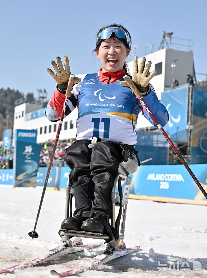 [테세로=뉴시스] 사진공동취재단 = 바이애슬론 김윤지가 8일(현지시간) 이탈리아 테세로 크로스컨트리 스키 스타디움에서 열린 2026 밀라노 코르티나 동계패럴림픽 바이애슬론 12.5km 경기에서 금메달을 차지한 뒤 밝게 웃고 있다. 2026.03.08. photo@newsis.com