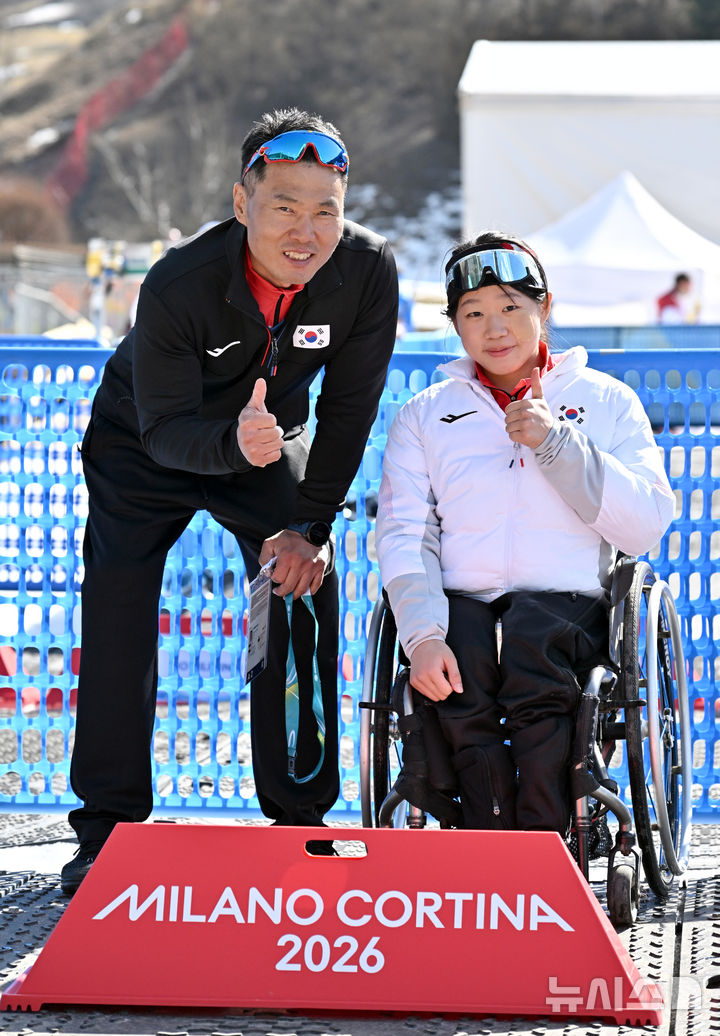 [테세로=뉴시스] 사진공동취재단 = 바이애슬론 신의현(왼쪽)과 김윤지가 8일(현지시간) 이탈리아 테세로 크로스컨트리 스키 스타디움에서 열린 2026 밀라노 코르티나 동계패럴림픽 바이애슬론 12.5km 경기를 마치고 함께 포즈를 취하고 있다. 2026.03.08. photo@newsis.com