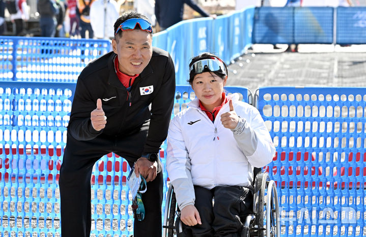 [테세로=뉴시스] 사진공동취재단 = 바이애슬론 신의현(왼쪽)과 김윤지가 8일(현지시간) 이탈리아 테세로 크로스컨트리 스키 스타디움에서 열린 2026 밀라노 코르티나 동계패럴림픽 바이애슬론 12.5km 경기를 마치고 함께 포즈를 취하고 있다. 2026.03.08. photo@newsis.com