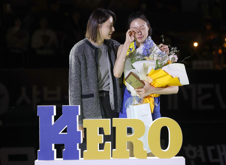 [서울=뉴시스] 정병혁 기자 = 8일 수원실내체육관에서 열린 진에어 2025-26 V-리그 프로배구대회 현대건설과 페퍼저축은행과의 경기가 끝난 뒤 열린 양효진 은퇴식에서 김연경이 양효진을 다독이고 있다. (사진=현대건설배구단 제공) 2025.03.08. photo@newsis.com *재판매 및 DB 금지