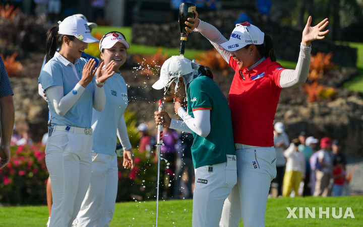 [링수이=신화/뉴시스] 이미향이 8일(현지 시간) 중국 하이난성 링수이의 지안 레이크 블루베이 골프클럽에서 열린 미국여자프로골프(LPGA) 투어 블루베이 LPGA에서 우승한 후 김아림(오른쪽)으로부터 축하 세례를 받고 있다. 이미향은 최종 합계 11언더파 277타로 우승, 약 9년 만에 정상에 올랐다. 2026.03.09.