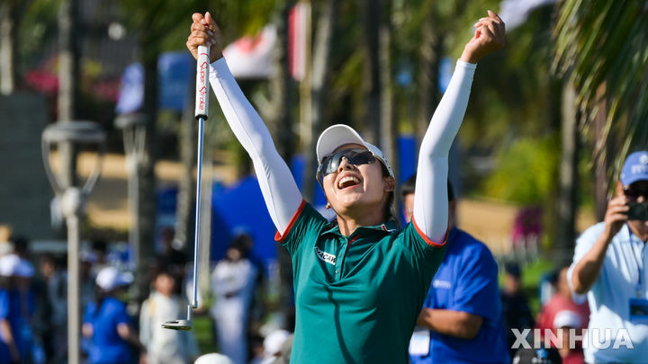 [링수이=신화/뉴시스] 이미향이 8일(현지 시간) 중국 하이난성 링수이의 지안 레이크 블루베이 골프클럽에서 열린 미국여자프로골프(LPGA) 투어 블루베이 LPGA 우승을 확정한 후 환호하고 있다. 이미향은 최종 합계 11언더파 277타로 우승, 약 9년 만에 정상에 올랐다. 2026.03.09.