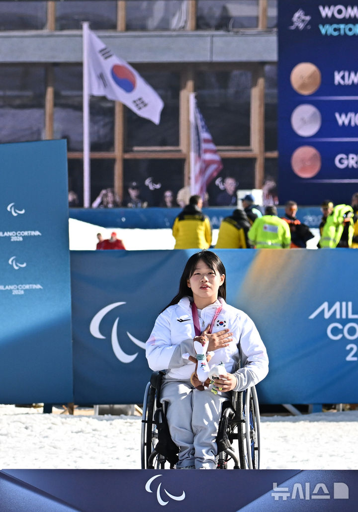 [테세로=뉴시스] 사진공동취재단 = 바이애슬론 김윤지가 8일(현지시간) 이탈리아 테세로 크로스컨트리 스키 스타디움에서 열린 2026 밀라노 코르티나 동계패럴림픽 바이애슬론 12.5km 시상식에서 애국가를 부르고 있다. 2026.03.08. photo@newsis.com