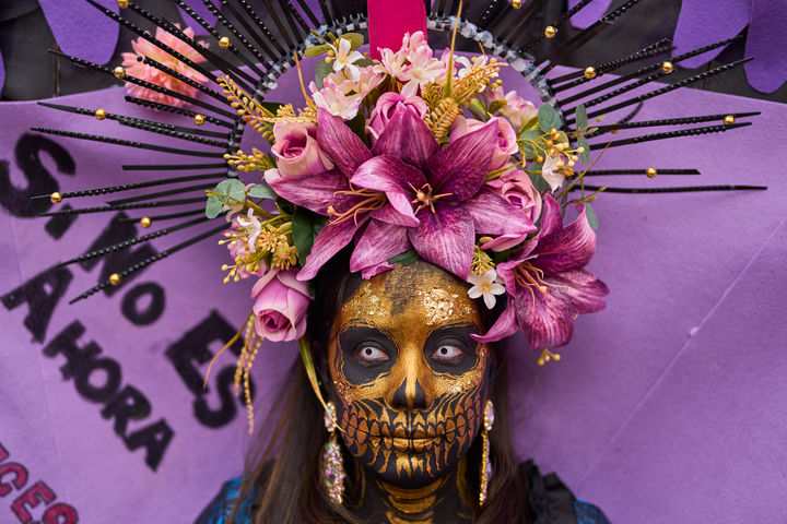 [마드리드=AP/뉴시스] 8일(현지 시간) 스페인 마드리드에서 열린 세계 여성의 날 시위에서 한 참가자가 행진하고 있다. 2026.03.09.