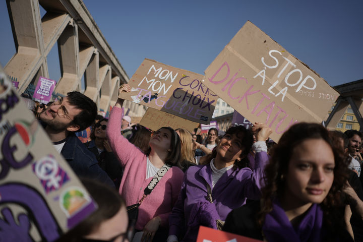 [파리=AP/뉴시스] 8일(현지 시간) 프랑스 파리에서 열린 세계 여성의 날 시위에 참가한 참가자들이 행진하고 있다. 2026.03.09.