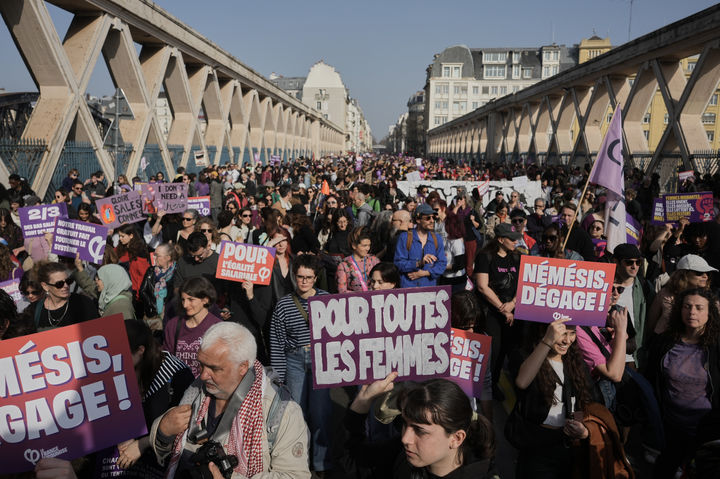 [파리=AP/뉴시스] 8일(현지 시간) 프랑스 파리에서 열린 세계 여성의 날 시위에 참가한 참가자들이 행진하고 있다. 2026.03.09.