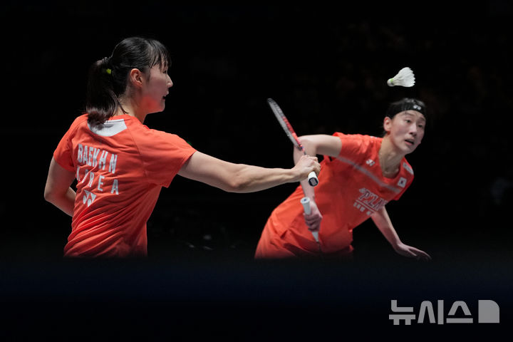 [버밍엄=AP/뉴시스] 백하나와 이소희가 8일(현지 시간) 영국 버밍엄 유틸리타 아레나에서 열린 2026 세계배드민턴연맹(BWF) 월드 투어(슈퍼 1000) 전영오픈 여자 복식 결승에서 류성수-탄닝(중국)과 경기를 치르고 있다. 백하나-이소희는 0-2(18-21 12-21)로 패배해 준우승을 차지했다. 2026.03.09.