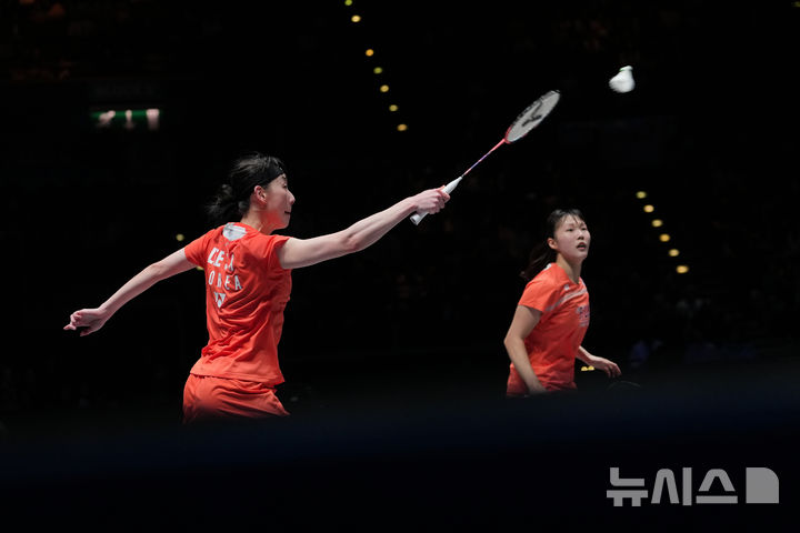 [버밍엄=AP/뉴시스] 백하나와 이소희가 8일(현지 시간) 영국 버밍엄 유틸리타 아레나에서 열린 2026 세계배드민턴연맹(BWF) 월드 투어(슈퍼 1000) 전영오픈 여자 복식 결승에서 류성수-탄닝(중국)과 경기를 치르고 있다. 백하나-이소희는 0-2(18-21 12-21)로 패배해 준우승을 차지했다. 2026.03.09.