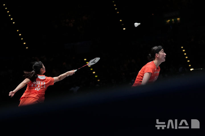 [버밍엄=AP/뉴시스] 백하나와 이소희가 8일(현지 시간) 영국 버밍엄 유틸리타 아레나에서 열린 2026 세계배드민턴연맹(BWF) 월드 투어(슈퍼 1000) 전영오픈 여자 복식 결승에서 류성수-탄닝(중국)과 경기를 치르고 있다. 백하나-이소희는 0-2(18-21 12-21)로 패배해 준우승을 차지했다. 2026.03.09.