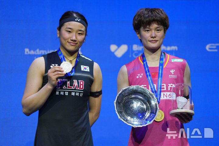[버밍엄=AP/뉴시스] 안세영이 8일(현지 시간) 영국 버밍엄 유틸리타 아레나에서 열린 2026 세계배드민턴연맹(BWF) 월드 투어(슈퍼 1000) 전영오픈 여자 단식 결승 시상식에서 왕즈이(중국)와 기념촬영을 하고 있다. 안세영은 왕즈이에게 0-2(15-21 19-21)로 패배했다. 2026.03.09.