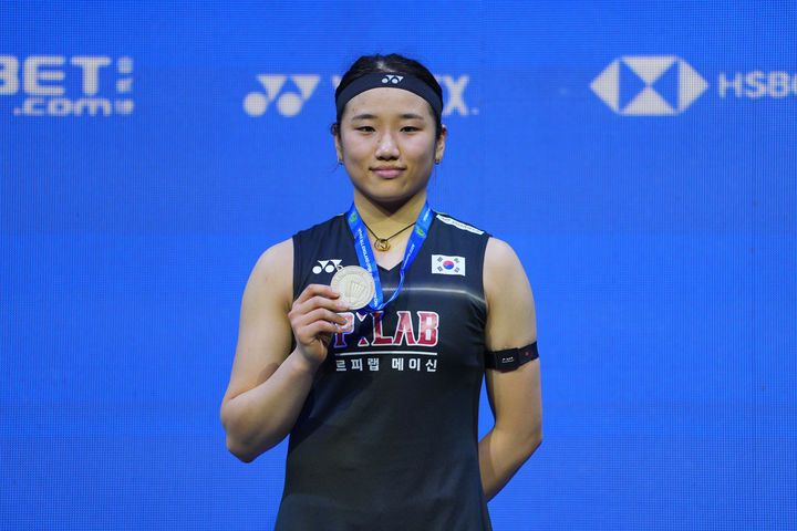 [버밍엄=AP/뉴시스] 안세영이 8일(현지 시간) 영국 버밍엄 유틸리티 아레나에서 열린 2026 세계배드민턴연맹(BWF) 월드 투어(슈퍼 1000) 전영오픈 여자 단식 준우승을 차지, 은메달을 목에 걸고 포즈를 취하고 있다. 안세영은 결승에서 왕즈이(중국)에게 0-2(15-21 19-21)로 완패하며 대회 2연패 도전을 마감했다. 2026.03.09.