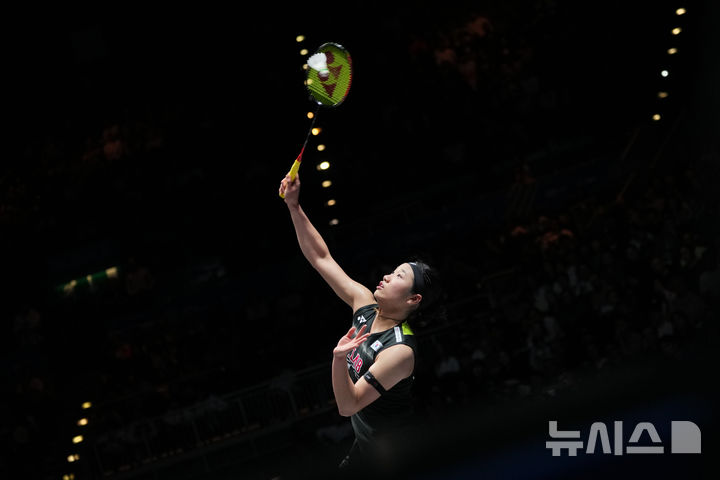 [버밍엄=AP/뉴시스] 안세영이 8일(현지 시간) 영국 버밍엄 유틸리타 아레나에서 열린 2026 세계배드민턴연맹(BWF) 월드 투어(슈퍼 1000) 전영오픈 여자 단식 결승에서 왕즈이(중국)와 경기를 치르고 있다. 안세영은 왕즈이에게 0-2(15-21 19-21)로 패배했다. 2026.03.09.