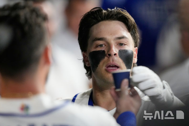 [휴스턴=AP/뉴시스]이탈리아의 앤드류 패셔가 9일(한국시간) 휴스턴에서 열린 영국과의 2026 WBC 경기에서 홈런을 친 후, 에스프레소를 건네받고 있다.