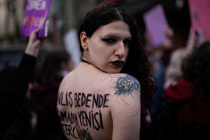 [이스탄불=AP/뉴시스] 8일(현지 시간) 튀르키예 이스탄불에서 열린 세계 여성의 날 기념 시위에서 참가자들이 행진하고 있다. 2026.03.09.