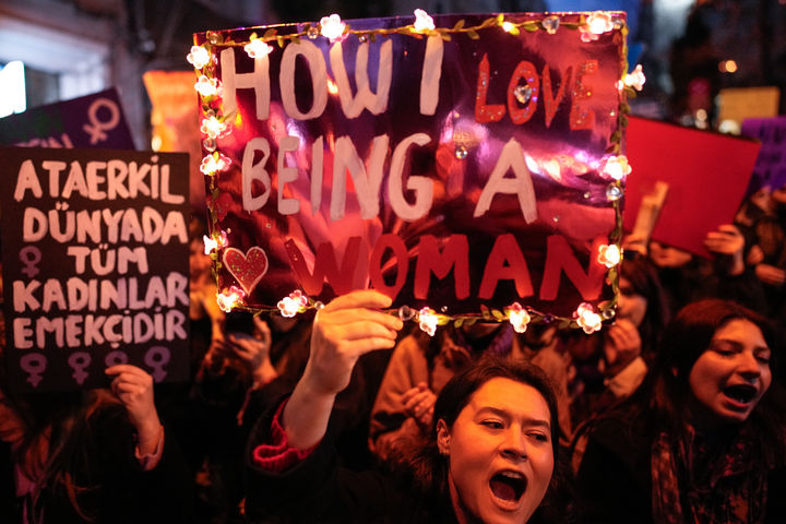 [이스탄불=AP/뉴시스] 8일(현지 시간) 튀르키예 이스탄불에서 열린 세계 여성의 날 기념 시위에서 참가자들이 행진하고 있다. 사진은 기사와 직접적 관련 없음. 2026.03.09.