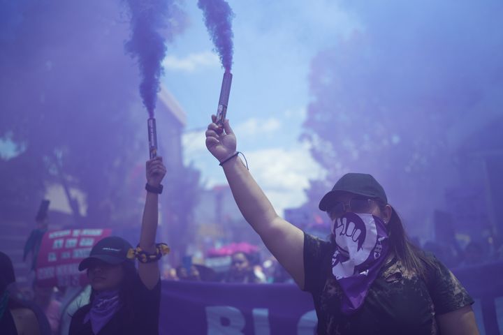 [과테말라시티=AP/뉴시스] 8일(현지 시간) 과테말라 과테말라시티에서 열린 세계 여성의 날 기념 행사에서 참가자들이 행진하고 있다. 2026.03.09.