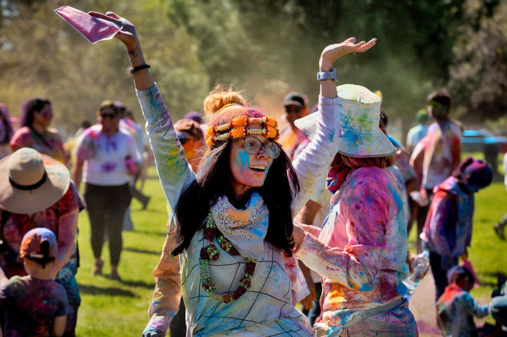[로스앤젤레스=AP/뉴시스] 8일(현지 시간) 미 캘리포니아주 로스앤젤레스에서 열린 힌두교 색채 축제 '홀리' 참가자들이 색색의 가루를 맞으며 춤추며 환호하고 있다. 2026.03.09.