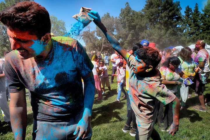 [로스앤젤레스=AP/뉴시스] 8일(현지 시간) 미 캘리포니아주 로스앤젤레스에서 열린 힌두교 색채 축제 '홀리' 참가자들이 색색의 가루를 뿌리며 축제를 즐기고 있다. 2026.03.09.