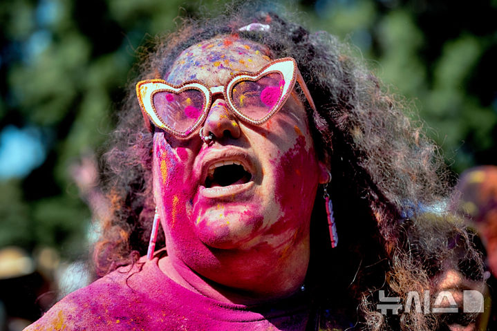 [로스앤젤레스=AP/뉴시스] 8일(현지 시간) 미 캘리포니아주 로스앤젤레스에서 열린 힌두교 색채 축제 '홀리' 참가자들이 색색의 가루를 뿌리며 축제를 즐기고 있다. 2026.03.09.