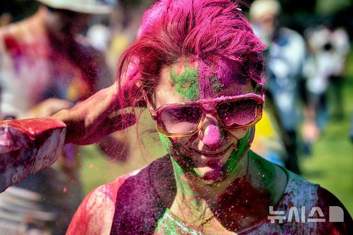 [로스앤젤레스=AP/뉴시스] 8일(현지 시간) 미 캘리포니아주 로스앤젤레스에서 열린 힌두교 색채 축제 '홀리' 참가자들이 색색의 가루를 뿌리며 축제를 즐기고 있다. 2026.03.09.